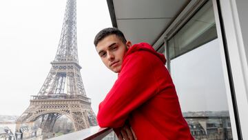 Alberto Ginés, ante la Torre Eiffel.