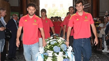 Keidi Bare y Francho Serrano portan el centro floral.