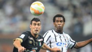 Gil (derecha) disputa el balón con Sebastián Penco, delantero del Once Caldas.