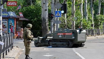 Combat engineers of pro-Russian troops operate an Uran-6 mine-clearing robotic system during an operation to demine anti-personnel landmines in a street in the course of Ukraine-Russia conflict in Donetsk, Ukraine July 31, 2022. REUTERS/Alexander Ermochenko