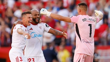Azpilicueta, Marcao y Vlachodimos celebran un gol del Sevilla.