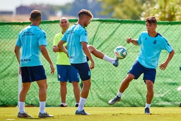 Nico Melamed y Javi Puado: uno peligra cuando Dimata acompañe a De Tomás.