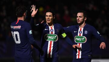 Paris Saint-Germain's Uruguayan forward Edinson Cavani (C) celebrates with team mates after scoring a goal during the French Cup football match between Linas-Montlhery and Paris Saint-Germain on January 5, 2020 at the Stade Bobin in Bondoufle, south