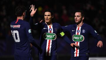 Paris Saint-Germain&#039;s Uruguayan forward Edinson Cavani (C) celebrates with team mates after scoring a goal during the French Cup football match between Linas-Montlhery and Paris Saint-Germain on January 5, 2020 at the Stade Bobin in Bondoufle, south 