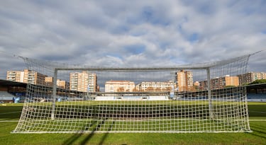 Las dimensiones del campo son de 107 metros de largo por 74 metros de ancho.