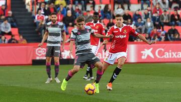 Pozo pugna por un balón.