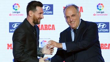 Leo Messi, ex jugador del FC Barcelona, recibe un premio de manos de Javier Tebas, presidente de LaLiga.