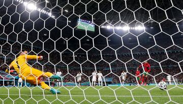 2-2. Cristiano Ronaldo marca de penalti el segundo gol de la selecci¨®n de Portugal.