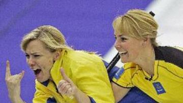 <b>EUFORIA.</b> Las suecas Eva Lund y Anna Svaerd reaccionaron de esta manera al ganar en las seminifinales a Noruega por 5 a 4.