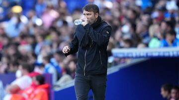 Eduardo Coudet bebe durante el partido entre el Espanyol y el Celta en el RCDE Stadium.