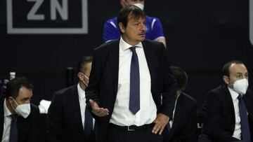 Ergin Ataman, durante el partido entre el Real Madrid y el Anadolu Efes, correspondiente a la 32ª jornada de la Euroliga.