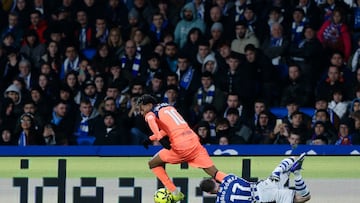 Lamine, marchándose de Sergio Gómez.