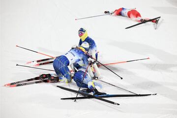 Pura emoción y celebración por parte del equipo sueco en esta foto tras una actuación dominante de la sueca Jonna Sundling en la final femenina de cross-country sprint libre. Tras clasificarse con el mejor tiempo, Sundling, actual campeona del mundo, llevó ese impulso hasta la línea de meta. Sundling aplastó al resto de competidoras y consiguió la primera medalla de campo a través de Suecia en los Juegos Olímpicos de Pekín, al ganar la carrera con un tiempo de 3:09.68 y terminar 2,88 segundos por delante de su compañera de equipo Maja Dahlqvist, con la que se la ve celebrando. La imagen tomada por Matthias Hangst muestra la yuxtaposición entre la alegría y la emoción de las compañeras suecas y el abatimiento de la esquiadora del fondo. Maxx Wolfson, Director de Fotografía Deportiva para las Américas.