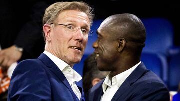 Los exjugadore Clarence Seedorf y Hans van Breukelen se saludan en la grada del partido Holanda-Italia.