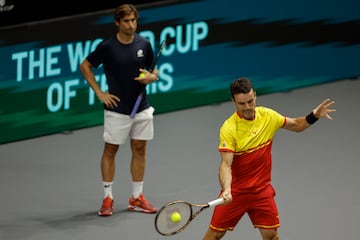 Roberto Bautista entrena en Valencia bajo la mirada de David Ferrer.