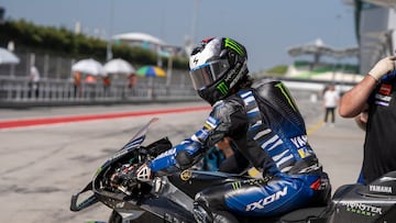 Alex Rins sale del box de Yamaha en los test de MotoGP en Malasia.