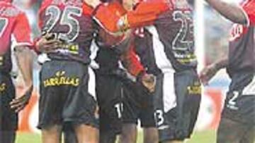 <b>SORPRENDIDOS.</b> Los jugadores de Luis Fernández felicitaron a Fredson después del su golazo en Zaragoza.