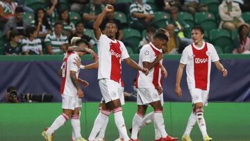 Soccer Football - Champions League - Group C - Sporting Lisbon v Ajax - Jose Alvalade Stadium, Lisbon, Portugal - September 15, 2021 Ajax&#039;s Sebastien Haller celebrates scoring their fourth goal with teammates REUTERS/Pedro Nunes