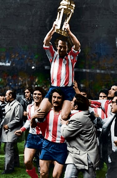 Adelardo levanta el trofeo a hombros de Capón. 