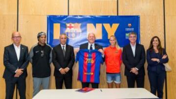 Presentación de la nueva tienda del Barcelona en Nueva York con la presencia de Stoichkov y Ronaldinho.
