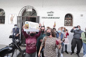 Varias personas celebran el tercer premio, el número 52472, en la localidad gaditana de Barbate. Esta administración, la número 2, ha repartido 45 millones de euros.