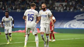 MADRID, SPAIN - SEPTEMBER 12: Karim Benzema of Real Madrid celebrates with Federico Valverde of Real Madrid after scoring their team's first goal during the La Liga Santander match between Real Madrid CF and RC Celta de Vigo at Estadio Santiago Bernabeu o