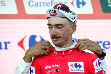 Un emocionado Brandon McNulty recibe el maillot rojo que le acredita como líder de la general de La Vuelta a España 2024.