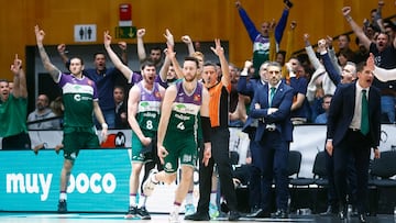 Kalinoski, alero del Unicaja, celebra un triple ante el Real Madrid.