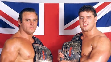 Los Bulldogs británicos posan con los campeonatos en pareja de la WWF.
