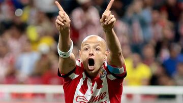 Guadalajara's forward #14 Javier Hernandez reacts during the Liga MX Clausura football match between Guadalajara and America at the Akron stadium in Zapopan, Jalisco state, Mexico on March 8, 2025. (Photo by Ulises Ruiz / AFP)