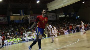 Sergio Lozano celebra un gol en el amistoso de la Selección española de fútbol sala ante Vietnam disputado en el Pabellón Primero de Mayo de Talavera de la Reina.