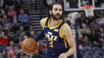 GFX08. SALT LAKE CITY (UT, EE.UU.), 05/03/2018. El escolta de Utah Jazz Ricky Rubio observa para pasar la pelota durante un juego de la NBA ante Orlando Magic hoy, lunes 5 de marzo de 2018, en la Energy Solutions Arena de Salt Lake City, Utah (EE.UU.). EFE/GEORGE FREY