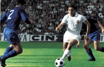 Jugó con el Valencia desde 1966 hasta 1978. Participó en 381 partidos y marcó 83 goles.