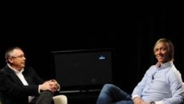 Michael Robinson junto a Guti.