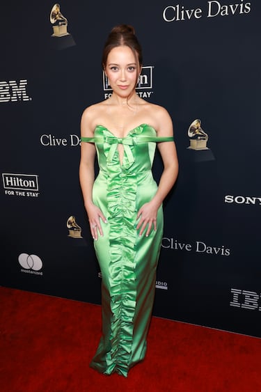 Laufey posa en la alfombra roja de la gala Pre-Grammy celebrada en el hotel Beverly Hilton de Los Ángeles.