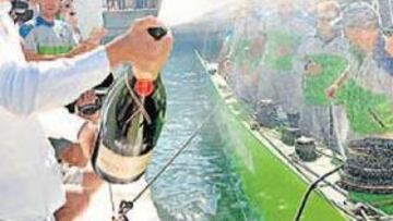 <b>ÉXTASIS. </b>Zulueta abre la ansiada botella de champán que aguardaba el pase del Desafío a semis.