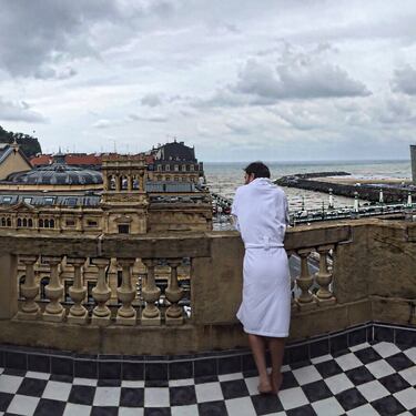 Xabi Alonso disfrutando en albornoz de las vistas de Donosti.