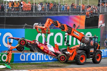 Recogida del monoplaza de Lewis Hamilton tras el accidente. 