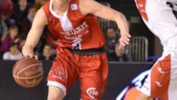 Alberto D&iacute;az, con la camiseta con est&eacute;tica de Papa Noel que el Fuenlabrada luci&oacute; el pasado 20 de diciembre ante el Manresa.