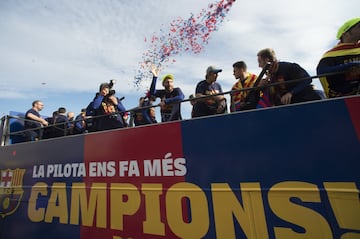 Lionel Messi saludando a los miles de hinchas que estuvieron en la celebración del Barcelona