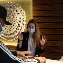 ¿Cuáles son los horarios de check in y check out de un hotel en España y cuál es el límite permitido?