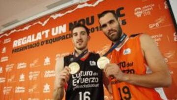 Guillem Vives y Fernando San Emeterio, con el oro del Eurobasket.