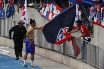 Hinchas de Universidad de Chile realizan banderazo en el Estadio Nacional, previo al Superclásico del domingo 02 de Octubre del 2016.
