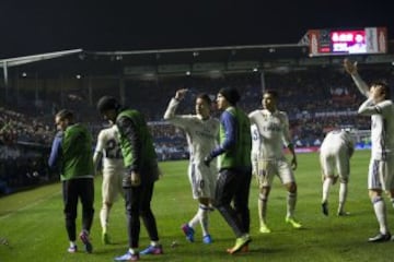 Lanzamientos de mecheros al terreno de juego después del gol de Isco 
