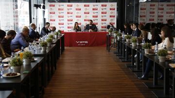 Jorge Garbajosa firma el acuerdo con el grupo VIPS.