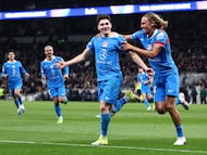 Soccer Football - UEFA Champions League - Round 16 - Second Leg - Tottenham Hotspur v Atletico Madrid - Tottenham Hotspur Stadium, London, Britain - March 18, 2026
Atletico Madrid's Julian Alvarez celebrates scoring their first goal with Marcos Llorente REUTERS/David Klein