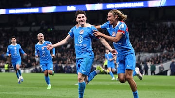 Marcos Llorente corre a abrazar a Julián Alvarez tras su gol ante el Tottenham.