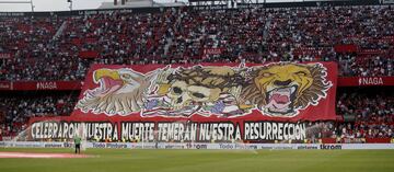 Tifo de los aficionados sel Sevilla.