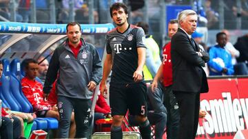 Mats Hummels junto a Carlo Ancelotti tras lesionarse.