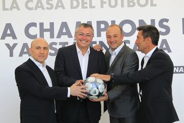 Julio Maldoinado, Michael Robinson, Nachoi Aranda y Carlos MArtínez: La Champions llegaba a 'La Casa del Fútbol'.